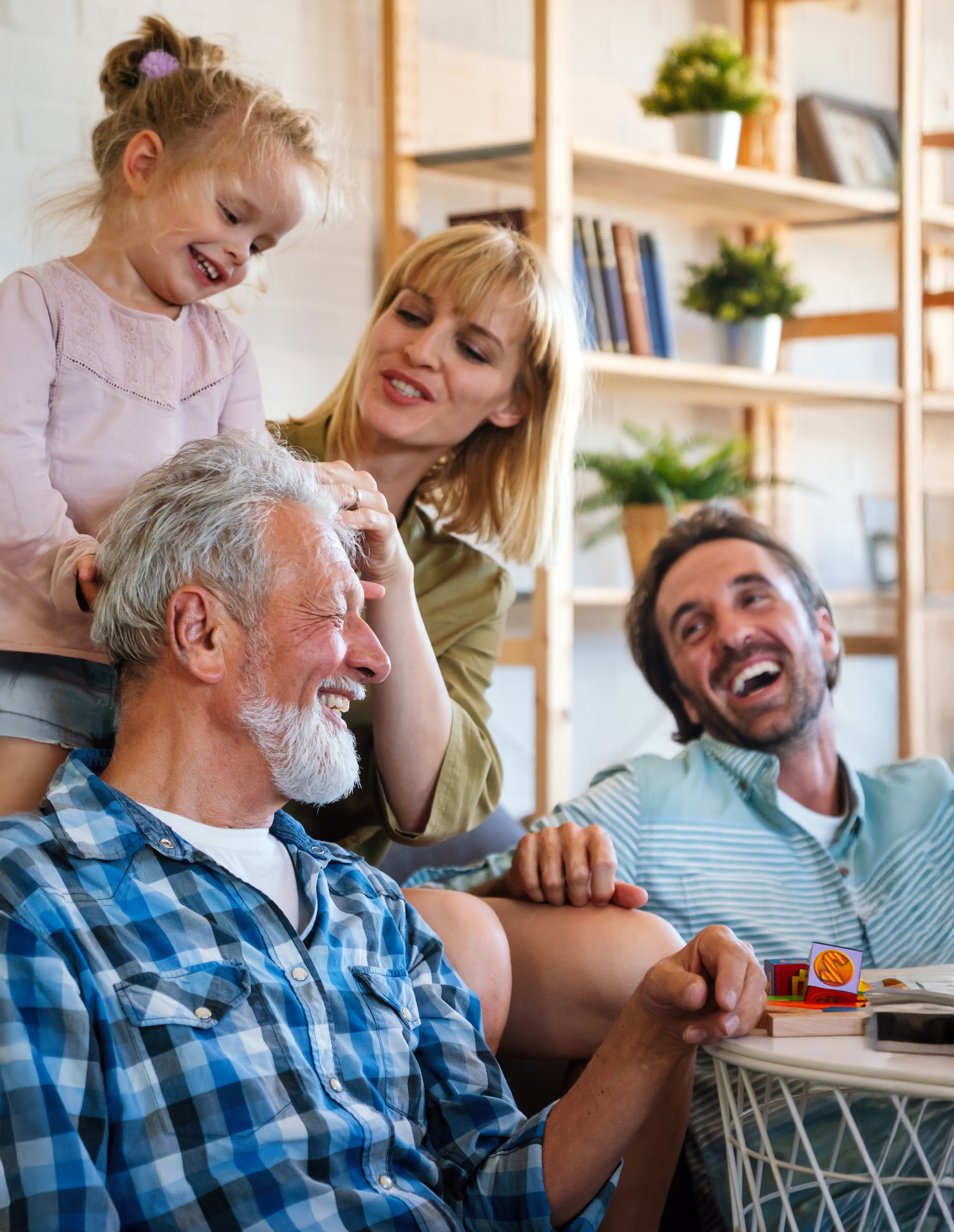 Gemeinsam als Familie Vier Personen in einem Wohnzimmer – ein Symbol für familiären Zusammenhalt.