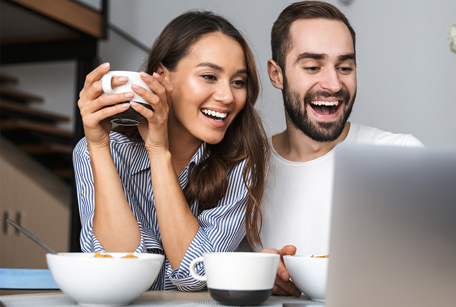 Wissen, was uns bewegt Ein junges Paar schaut gemeinsam und interessiert auf einen Laptop – entdecken Sie unsere Publikationen.
