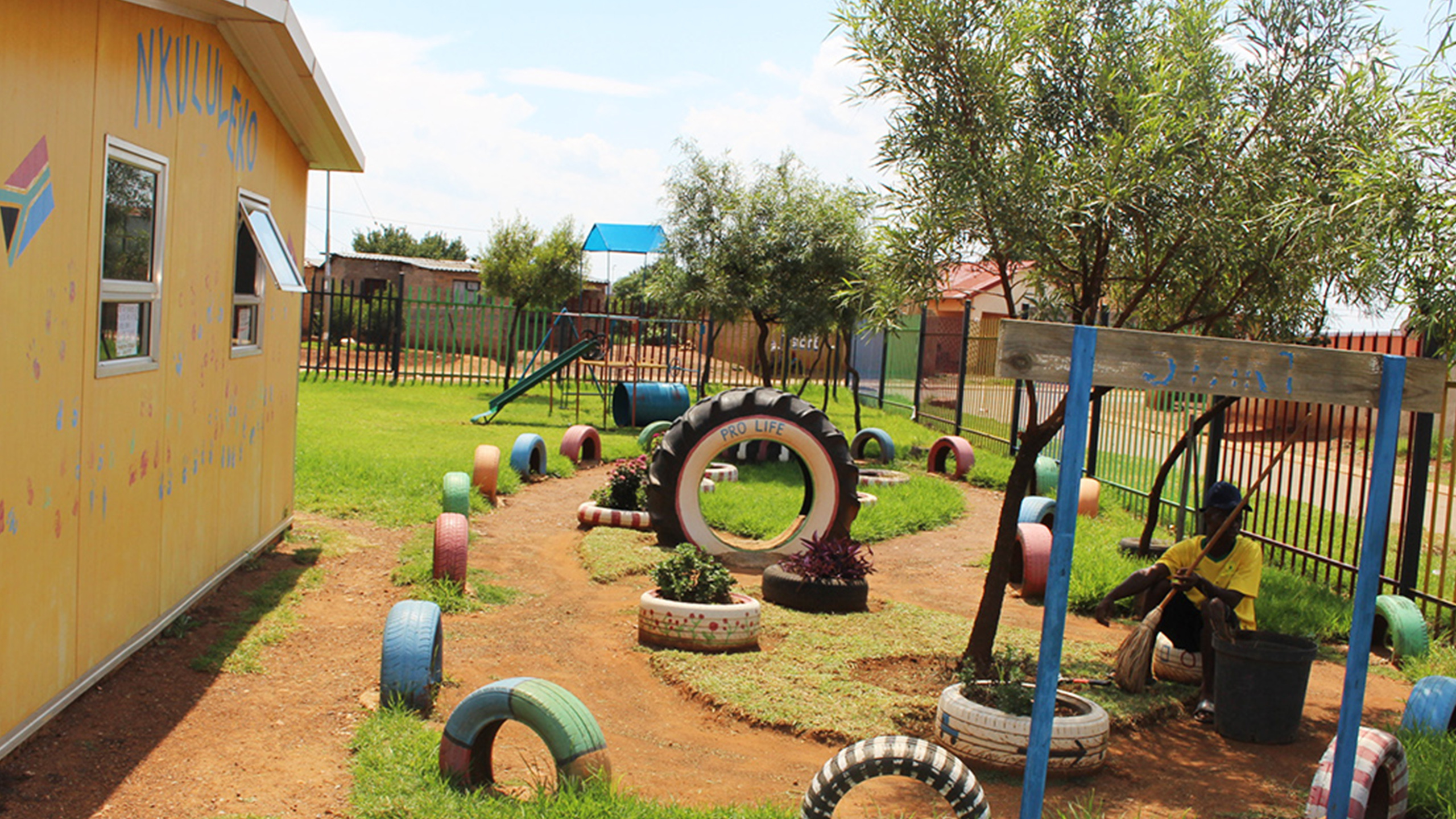 Spielplatz mit Herz Ein Blick auf den liebevoll gestalteten Spielplatz der Kita Nkululeko – ein Ort, der tägliche Freude und sicheres Spielen ermöglicht.