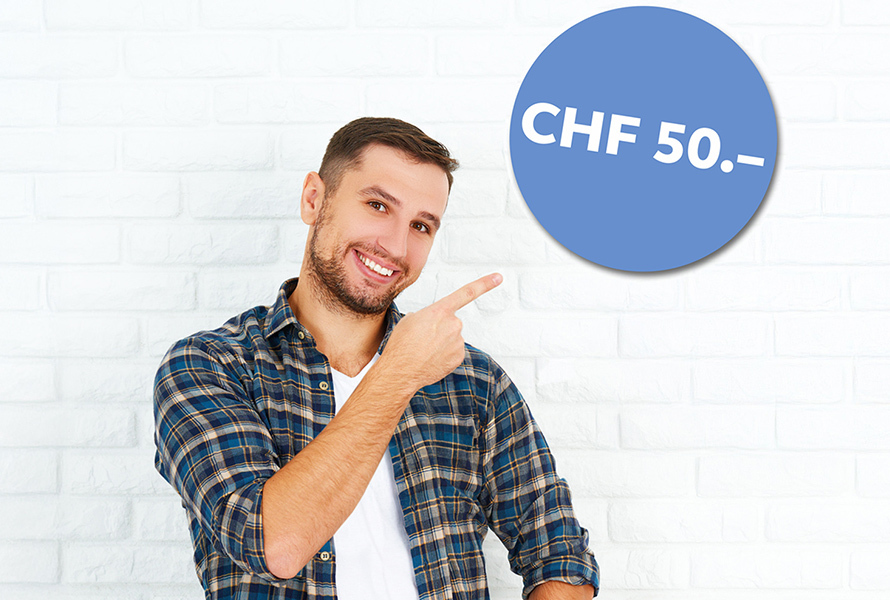 Ihre Empfehlung zahlt sich aus Ein junger Mann zeigt auf einen blauen Button mit «50 Franken» – Ihre Weiterempfehlung wird belohnt.