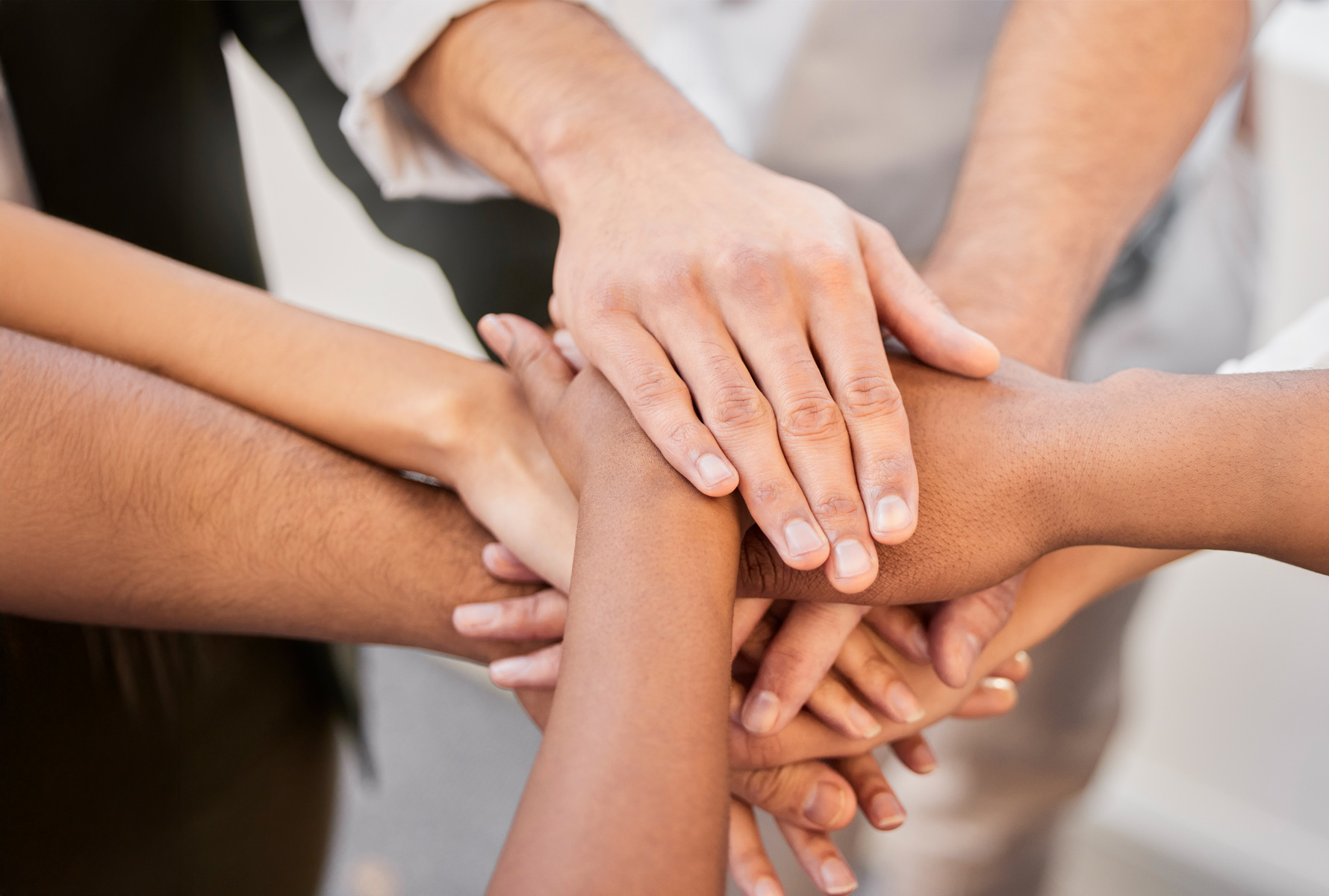 Zusammen mehr erleben Eine Gruppe Menschen steht im Kreis. Ihre Hände treffen sich in der Mitte – ein starkes Symbol für Zusammenhalt, Teamgeist und gemeinsame Erlebnisse.