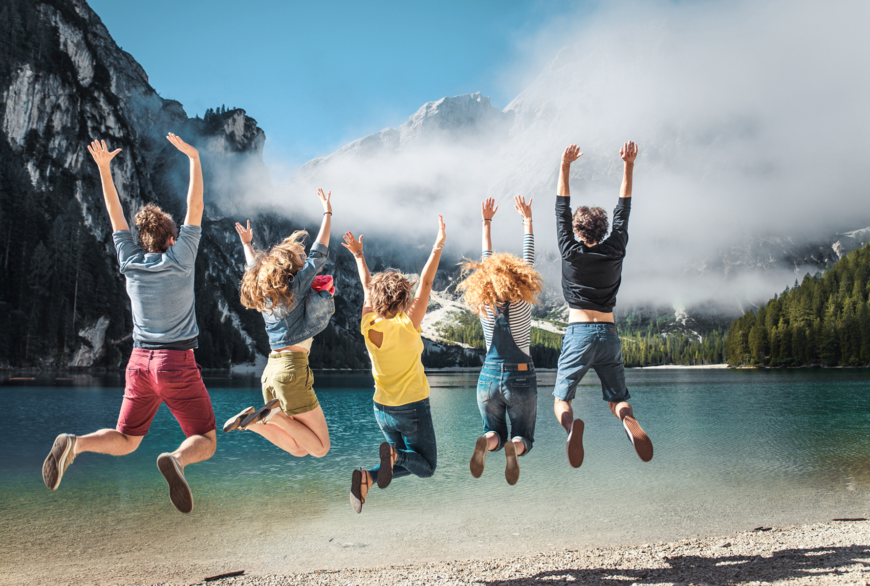 Freizeitportal MiBon Eine Gruppe junger Menschen springt in die Luft – dahinter See und Berge. MiBon macht gemeinsame Zeit erlebnisreicher und günstiger.