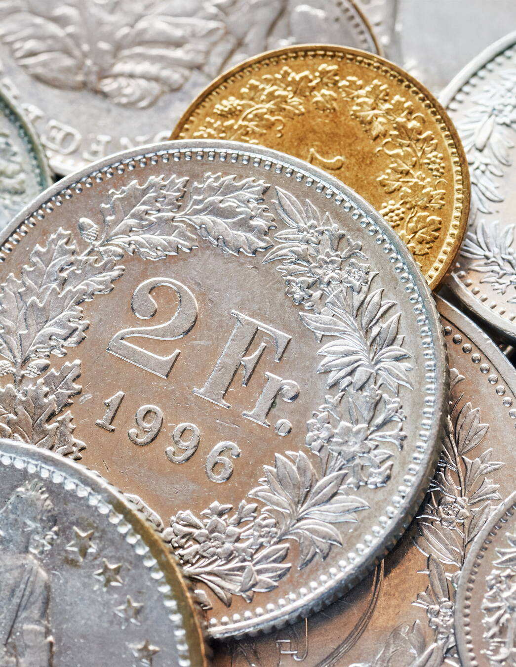Kleiner Beitrag – grosser Unterschied Das Bild zeigt verschiedene Schweizer Münzen – ein Symbol für den überschaubaren finanziellen Beitrag, der für Sie und viele andere einen echten Mehrwert schafft.