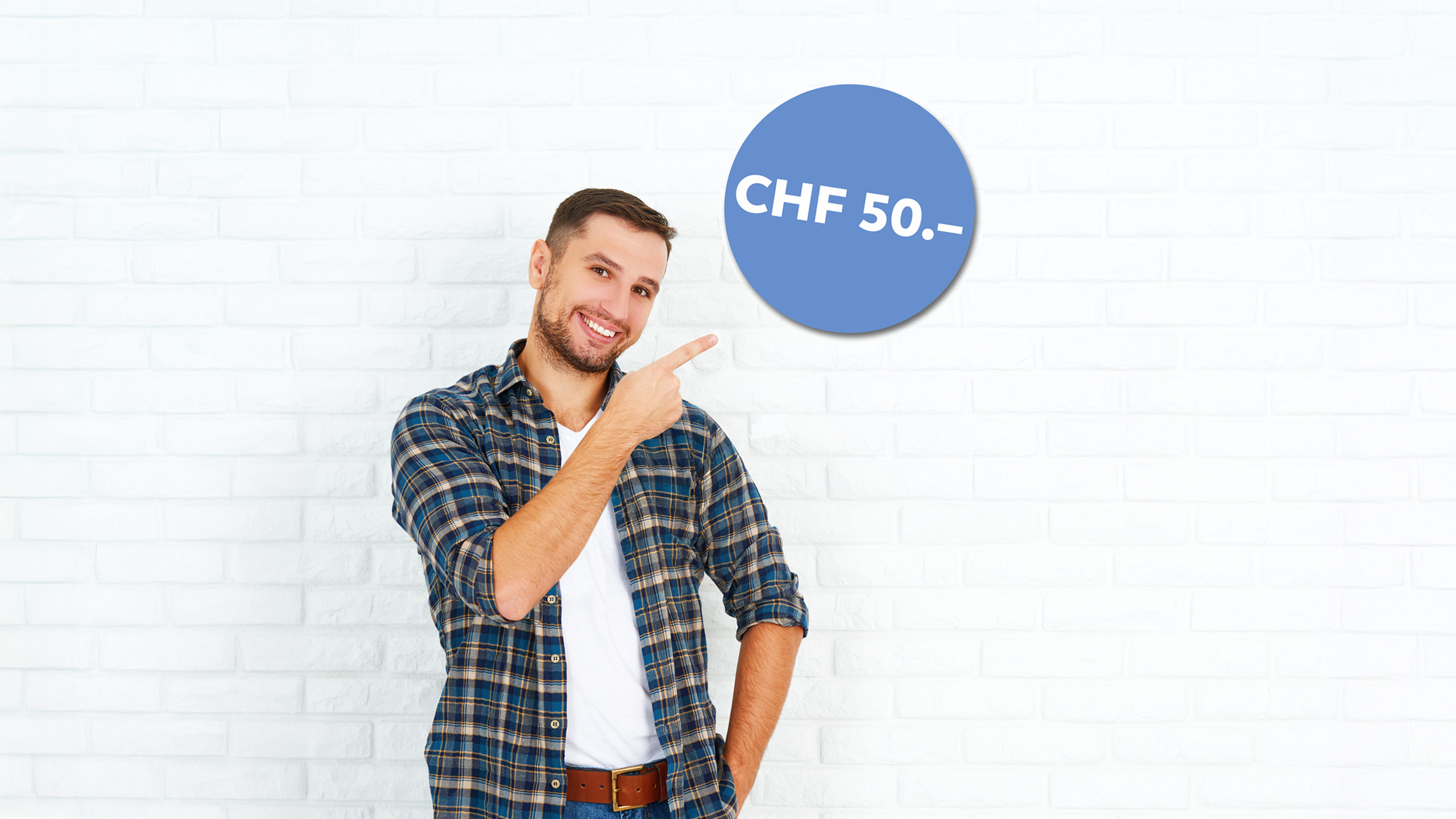Danke für Ihre Empfehlung! Ein junger Mann zeigt auf einen grossen, blauen Kreis mit „CHF 50.–“. Das Bild steht sinnbildlich für die Anerkennung, die Sie für Ihr Engagement erhalten.