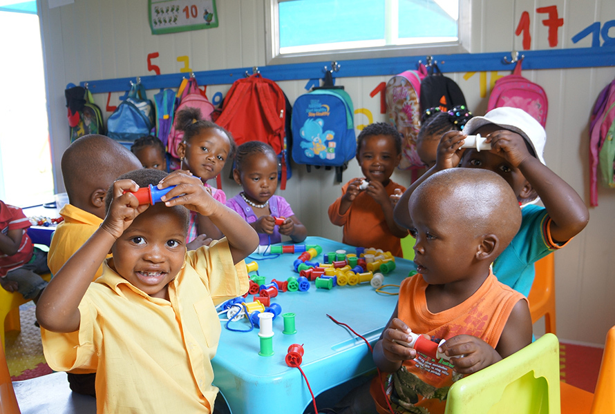 Spiel und Freude in Nkululeko Kinder der KITA Nkululeko spielen mit bunten Rollen – ein lebendiges Bild davon, was Solidarität und Spenden möglich machen.