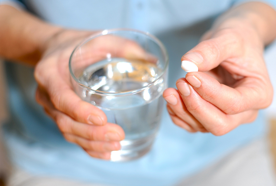 Folsäure – ein wichtiger Start Eine Frau nimmt ein Folsäurepräparat ein. Diese einfache Vorsorgemassnahme kann die gesunde Entwicklung des Babys von Anfang an unterstützen.