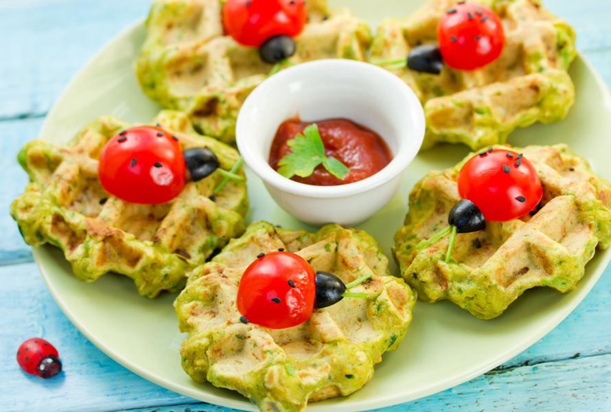 Goldene Zucchiniwaffeln – leicht und lecker Leicht gebackene Waffeln aus geriebener Zucchini, Ei, Haferflocken und Frühlingszwiebel – ab 9 Monaten geeignet.