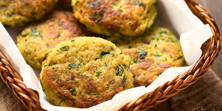 Blog bèbè | Fingerfood Frittelle di spinaci (primi 10 mesi). Sono necessari 300 g di spinaci freschi (al vapore e tritati), un cipollotto (tritato finemente), quattro cucchiai di fiocchi di patate, un decilitro di latte di riso e un po' di farina integrale di farro. Continuare con la ricetta completa.