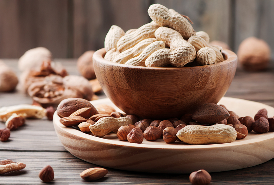 Energia sana dalla frutta secca Una ciotola con arachidi e nocciole le fornisce nutrienti preziosi per uno spuntino.