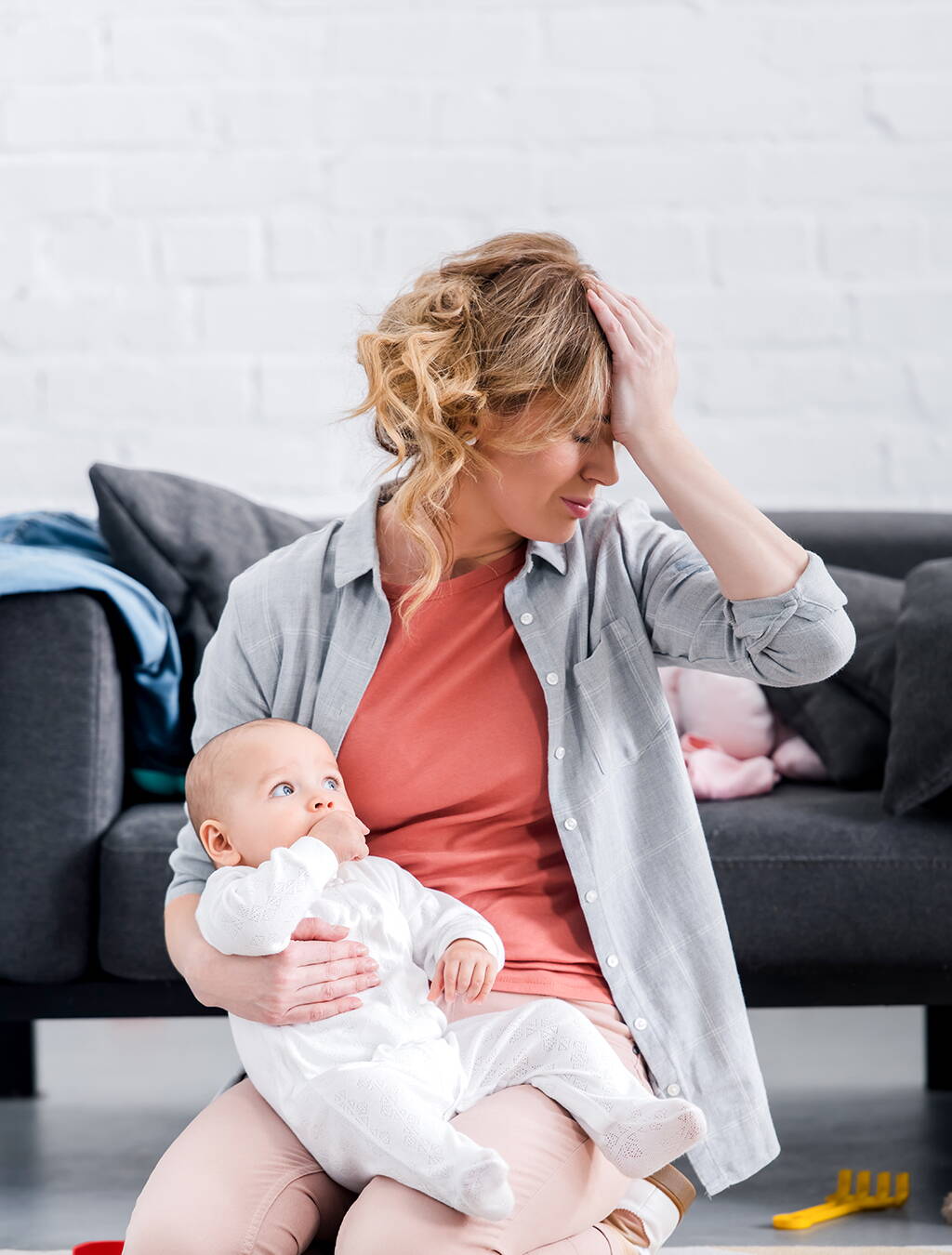 Quando la felicità diventa opprimente – aiuto in caso di depressione postnatale Dopo la nascita di suo figlio, Irene si sente smarrita ed esausta. Con il sostegno di Dono del cuore ritrova pian piano la voglia di vivere – ogni donazione fa la differenza.