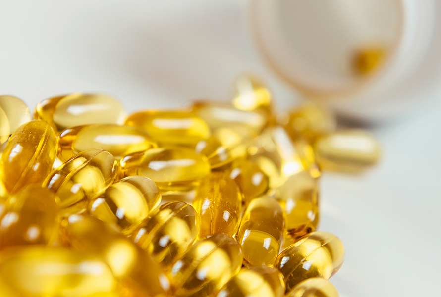 Vitamin D – wichtig für Schwangere Goldgelbe Vitamin-D-Kapseln, die helfen können, einen Mangel auszugleichen und das Wohlbefinden während der Schwangerschaft zu unterstützen.