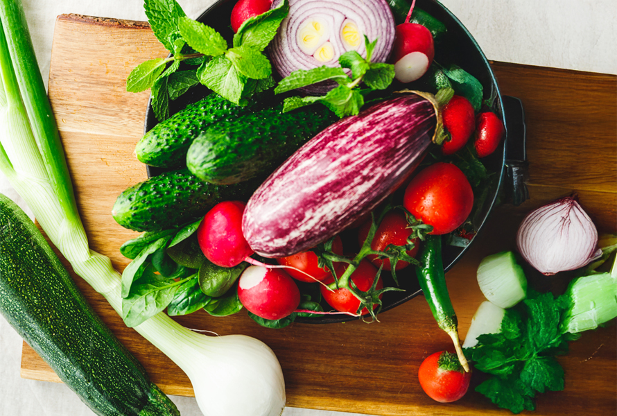 Une diversité colorée dans votre assiette Vous voyez un assortiment de légumes frais comme des concombres, des radis et des aubergines – parfait pour une alimentation équilibrée.