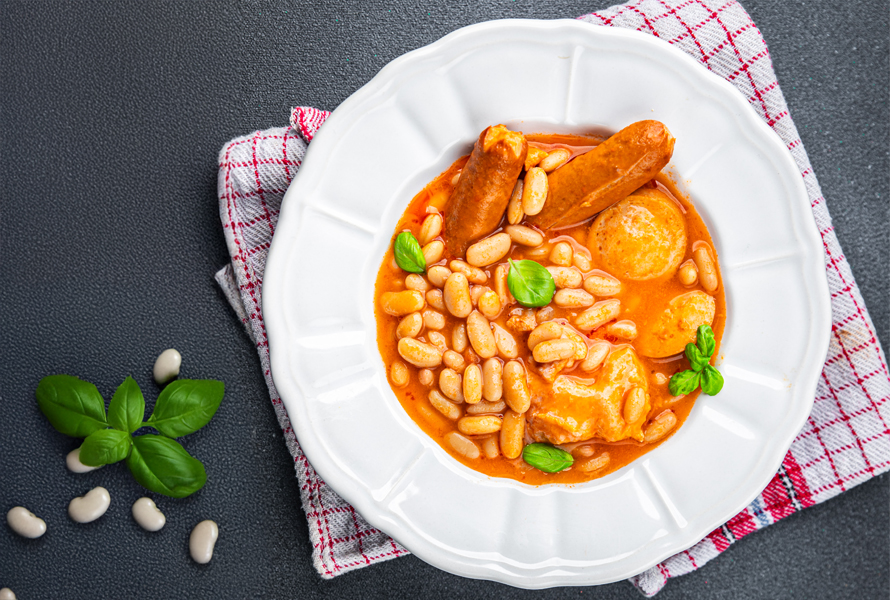 Herzhaft-würziger Bohneneintopf Hülsenfrüchte wie Bohnen sind echte Nährstoffpakete – sie liefern neben Folat auch Eiweiss, Eisen und wertvolle Mineralstoffe.