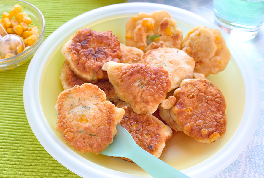 Knusprige Süssmaistätschli mit Frühlingszwiebeln Weiche Tätschli aus süssem Mais, Kartoffeln, Frühlingszwiebeln und Dinkelmehl – mild und ideal ab dem ersten Geburtstag.