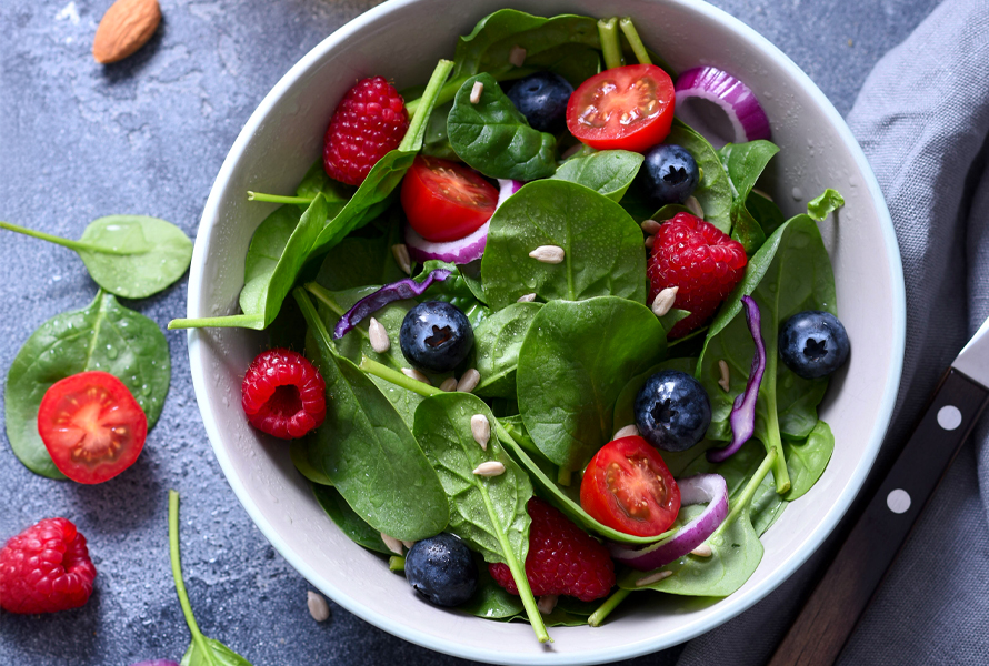 Spinatsalat mit Blaubeeren, Tomaten und Himbeeren Ein frischer Spinatsalat kombiniert mit Blau- und Himmberen und Tomaten ist eine folatreiche, leichte Mahlzeit – ideal für den täglichen Speiseplan.