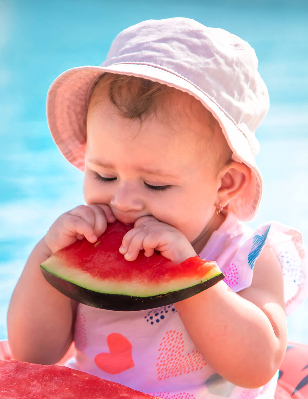 Finger food pour tout-petits: petits fruits sucrés Qu’il s’agisse de pommes, de bananes ou de baies – de nombreux fruits conviennent très tôt comme collation saine pour les petits explorateurs. Nous vous montrons quels fruits sont adaptés à quel moment et à quoi vous devez faire attention.