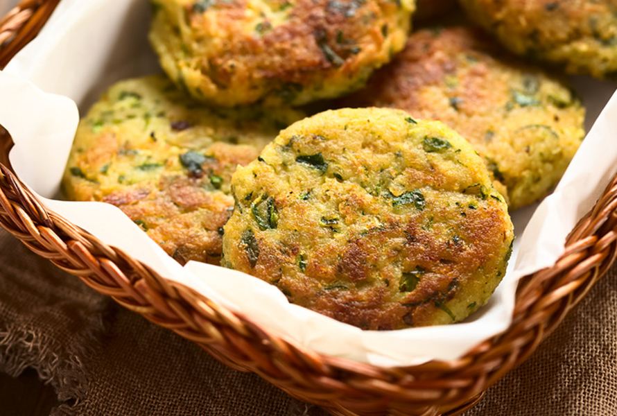 Knusprige Spinat-Tätschli mit zarten Frühlingszwiebeln Herzhafte Tätschli mit gedämpftem Spinat, Frühlingszwiebel und Kartoffelflocken – ideal ab 10 Monaten.