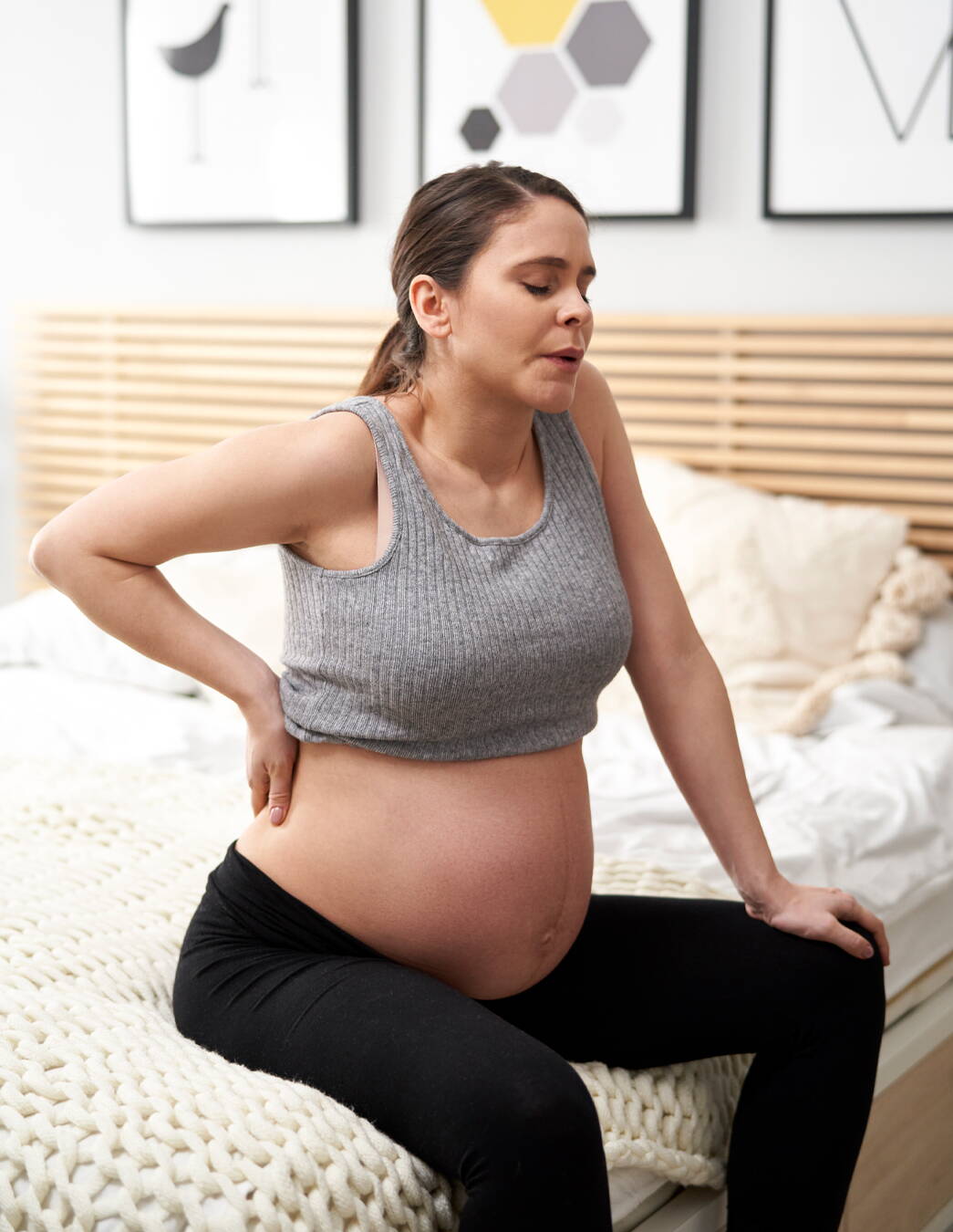 Que faire en cas de maux de dos pendant la grossesse ? Beaucoup de femmes enceintes les connaissent: des douleurs dorsales lancinantes. Avec un peu d’attention et les bons conseils, ces désagréments peuvent souvent être soulagés – voire complètement évités.