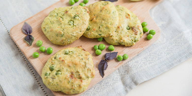 Blog bèbè | Fingerfood Frittelle di menta e piselli (dal primo compleanno). Mescolare 350 g di purè di patate con 150 g di piselli verdi cotti. Aggiungere due o tre foglie di menta tritate finemente, un decilitro di latte di riso e due cucchiai di farina di farro. Vai alla ricetta.