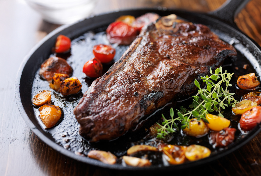 Gustare con piacere Un pezzo di carne succoso viene servito in padella con verdure – ideale per momenti di gusto consapevole.