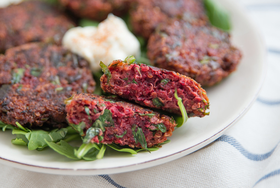 Saftige Randenbratlinge mit vielen wichtigen Ballaststoffen Bunte Bratlinge mit Randen, Grünkohl und Leinsamen – nährstoffreich und lecker, geeignet ab 11 Monaten.