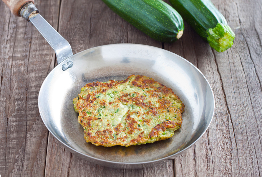 Saftige Zucchini-Tätschli – ein Gemüse-Klassiker Krosse Tätschli aus geriebener Zucchini, Kartoffel und Haferflocken – ein sanfter Snack für kleine Geniesser.