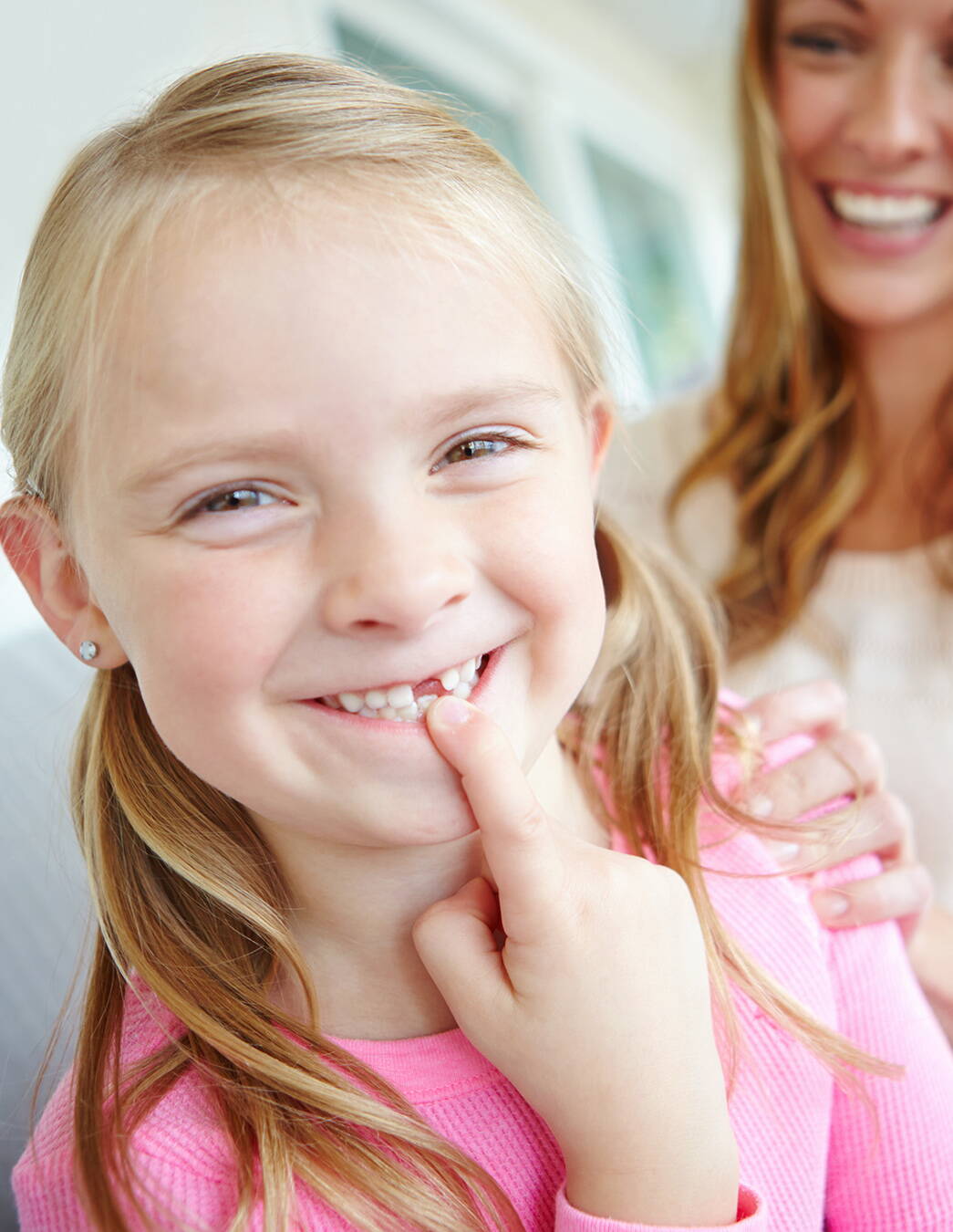 Dente mancante nei bambini – prevenire per tempo con un’assicurazione dentale Una bambina svizzera di cinque anni mostra con orgoglio il suo spazio tra i denti. Questo momento ricorda ai genitori di pensare per tempo a un’assicurazione dentale adeguata.