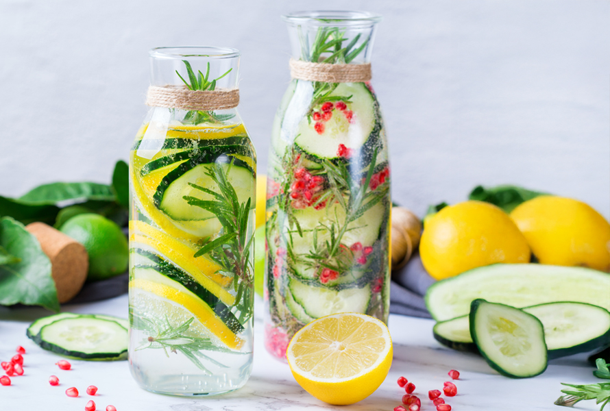 Bevanda fresca e aromatizzata Gusta acqua aromatizzata con limone, cetriolo ed erbe – un’alternativa sana alle bevande zuccherate.