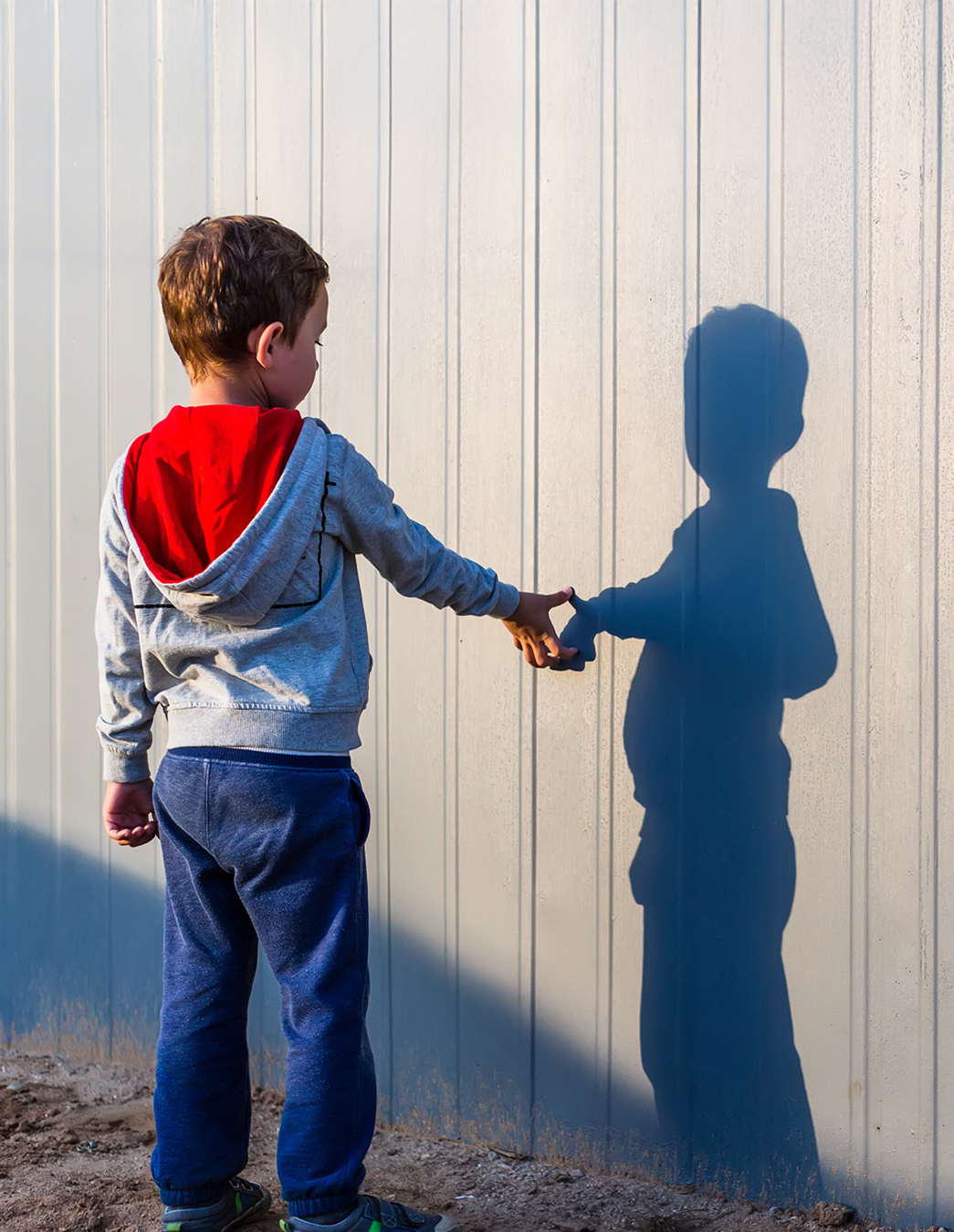 Improvvisamente figlio unico La sorella di Leon è morta. Da allora, il bambino di sei anni mostra un comportamento insolito. I suoi genitori si rivolgono a Dono del cuore – e ricevono aiuto per una terapia del lutto urgentemente necessaria.