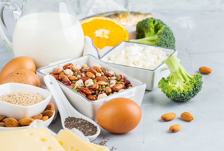 Lebensmittel mit viel Magnesium und Kalzium Auswahl magnesiumreicher und kalziumhaltiger Lebensmittel wie Hülsenfrüchte, Hüttenkäse, Milch, Eier, Broccoli, Chiasamen und Käse für eine ausgewogene Ernährung.