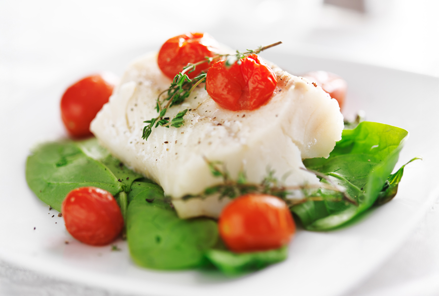 Gustare leggero ed equilibrato Un filetto di pesce tenero con verdure rappresenta un pasto leggero e sano.