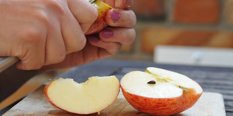 Blog Gravidanza - Fingerfood per i più piccoli - frutta dolce. A che età, a quale frutto? Come integrare la frutta nella dieta del bambino?  Oltre alle gustose varianti di porridge alla frutta, è possibile offrire anche mele, banane, pere e simili come gustosi finger food.