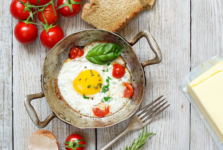 Simple et équilibré Un œuf au plat avec des tomates et des herbes vous montre comment préparer rapidement un repas équilibré.