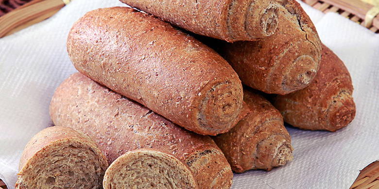 Blog gravidanza - pane fatto in casa. Soprattutto durante la gravidanza si dovrebbe avere cura di mangiare cibi sani e sani. Pane di farro soda fatto in casa, pane di sesamo, panini di farro integrale arrotolato e panini integrali al vapore sono gli alimenti ideali.