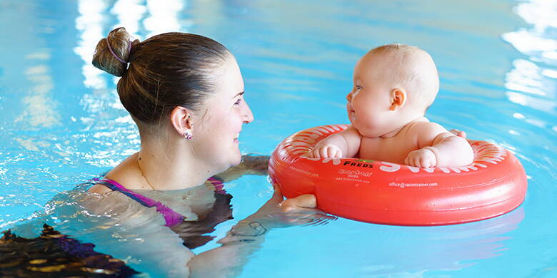 Blog bebè - Nuoto per bambini, l'esperienza di vita elementare. Consapevolezza del corpo, fiducia in se stessi, sicurezza - poiché i bambini e l'acqua sono uniti già prima della nascita, questa prima esperienza non dovrebbe essere negata ai più piccoli. Imparate cose finora sconosciute sul nuoto per bambini.