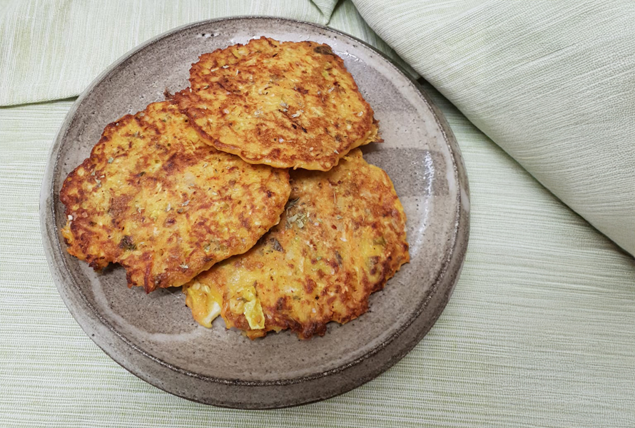 Herzhafte Sellerie-Rüebli-Bratlinge Goldgelbe Bratlinge mit Sellerie, Rüebli, Wirz und Dinkelmehl – nährstoffreich und mild im Geschmack.